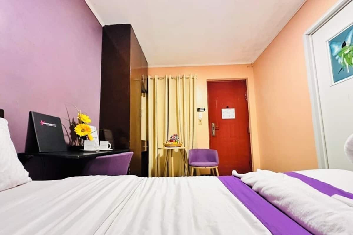 Kamar Deluks | Meja kerja, tirai kedap cahaya, setrika/meja setrika, dan Wi-Fi gratis