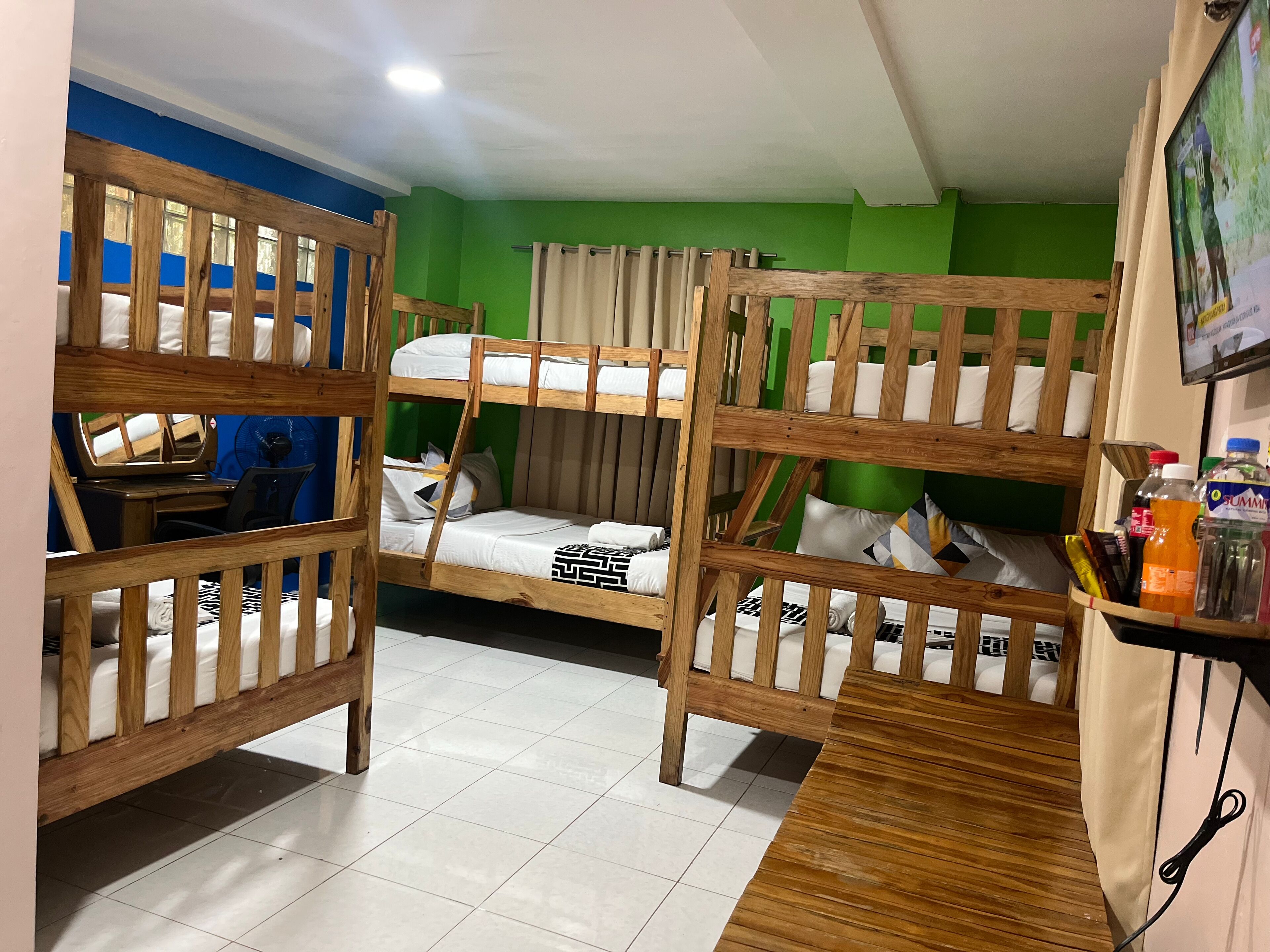 Economy kamer | Een bureau, verduisterende gordijnen, een strijkplank/strijkijzer