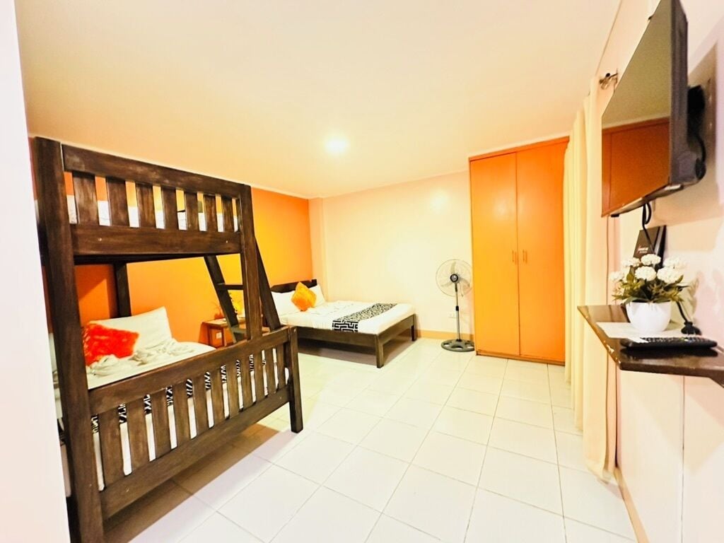 Executive suite | Een bureau, verduisterende gordijnen, een strijkplank/strijkijzer