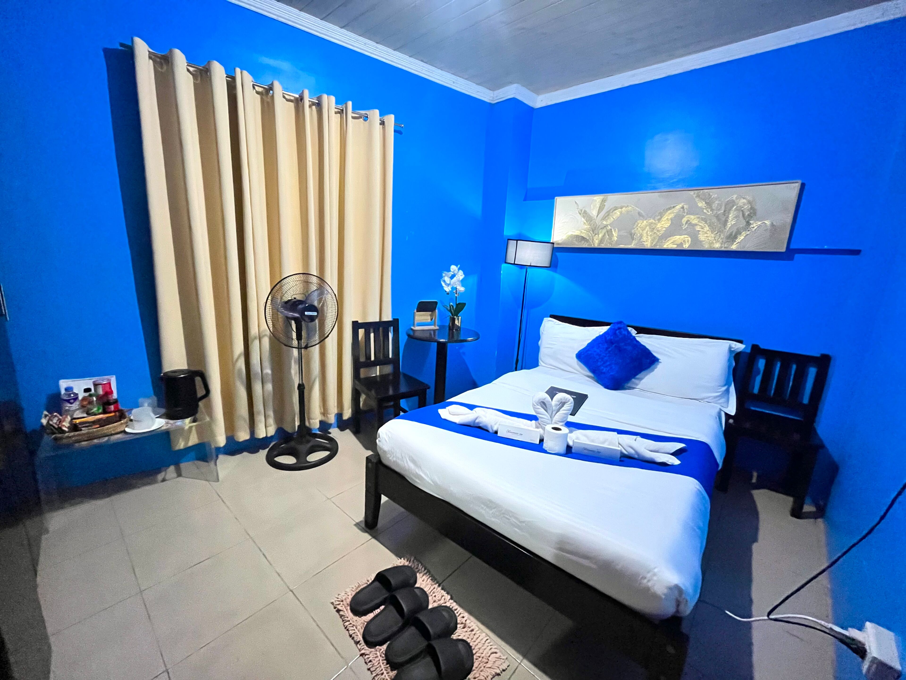 Standaard tweepersoonskamer | Een bureau, verduisterende gordijnen, een strijkplank/strijkijzer