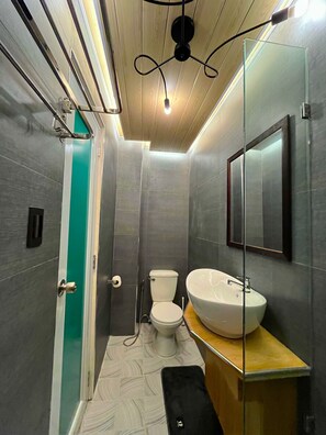 Chambre Deluxe | Salle de bain | Séchoir à cheveux, pantoufles, serviettes fournies, savon