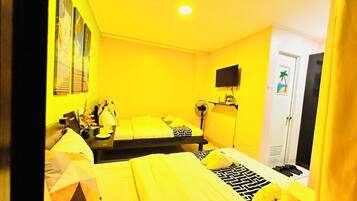 Kamar Twin | Meja kerja, tirai kedap cahaya, setrika/meja setrika, dan Wi-Fi gratis