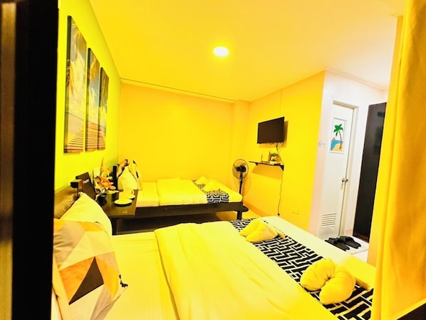 Kamar Twin | Meja kerja, tirai kedap cahaya, setrika/meja setrika, dan Wi-Fi gratis