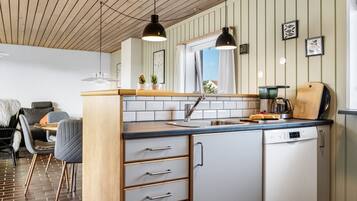 Køleskab, mikrobølgeovn, opvaskemaskine, køkkentøj/tallerkener/redskaber