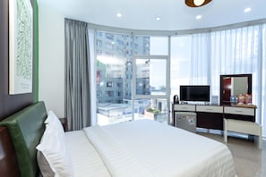 Quarto casal superior, vista para a cidade | Frigobar, escrivaninha, Wi-Fi de cortesia, roupa de cama