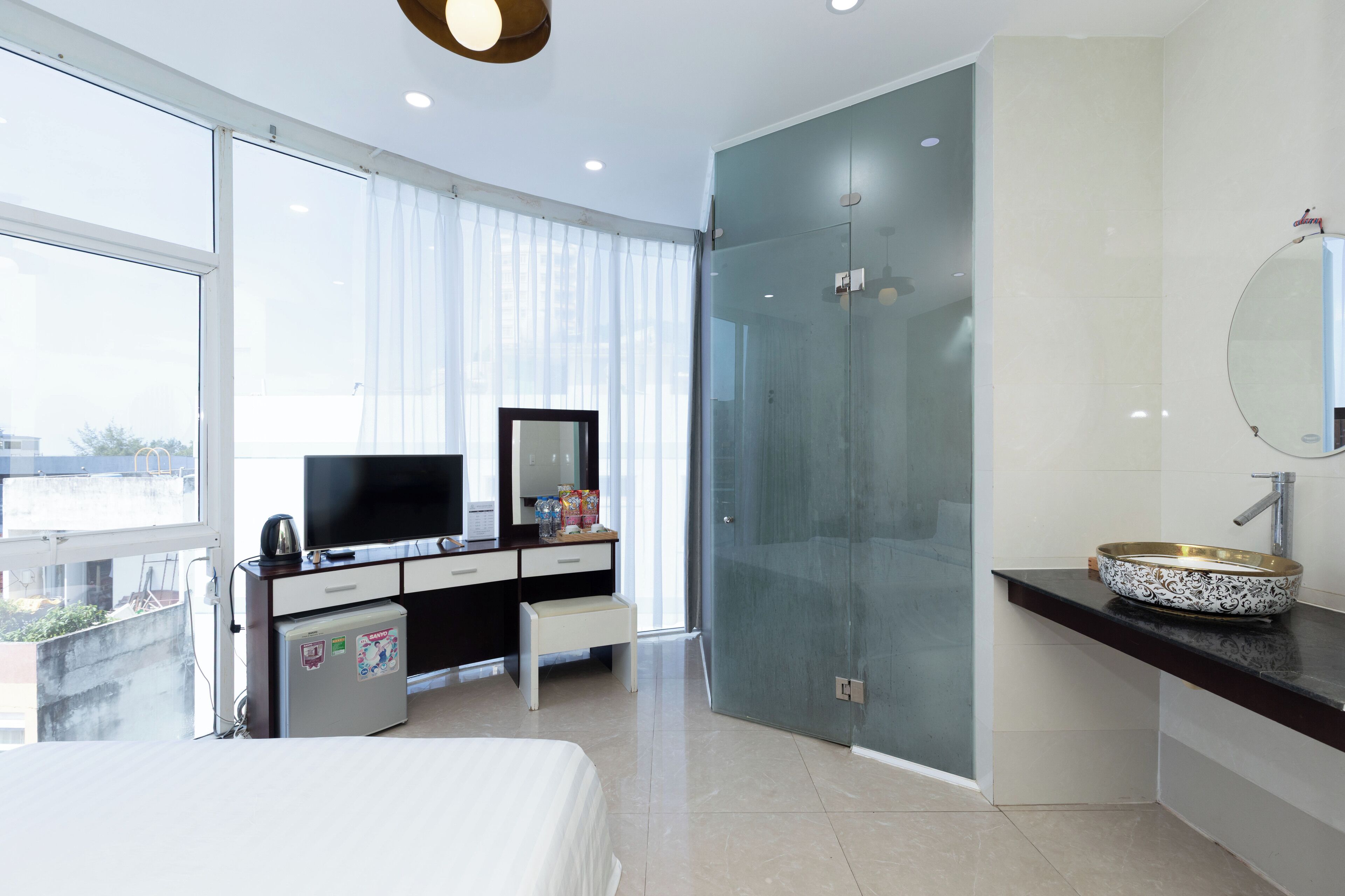 Superior tweepersoonskamer, uitzicht op de stad | Badkamer | Een haardroger, handdoeken, zeep, shampoo