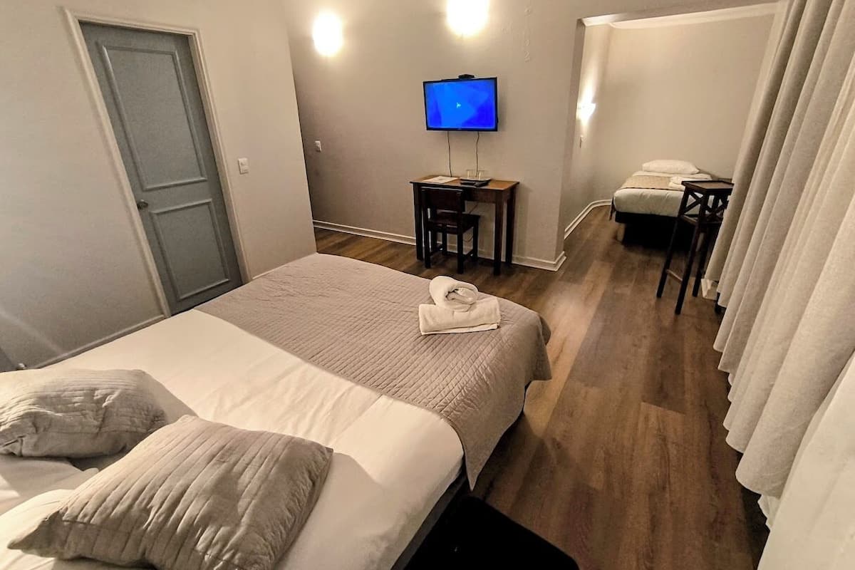 Quarto casal clássico | Cortinas blackout, Wi-Fi de cortesia