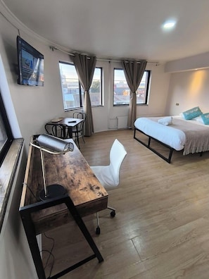Quarto conforto, vista para a cidade | Cortinas blackout, Wi-Fi de cortesia
