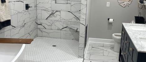 Baignoire à remous, séchoir à cheveux, serviettes fournies, savon
