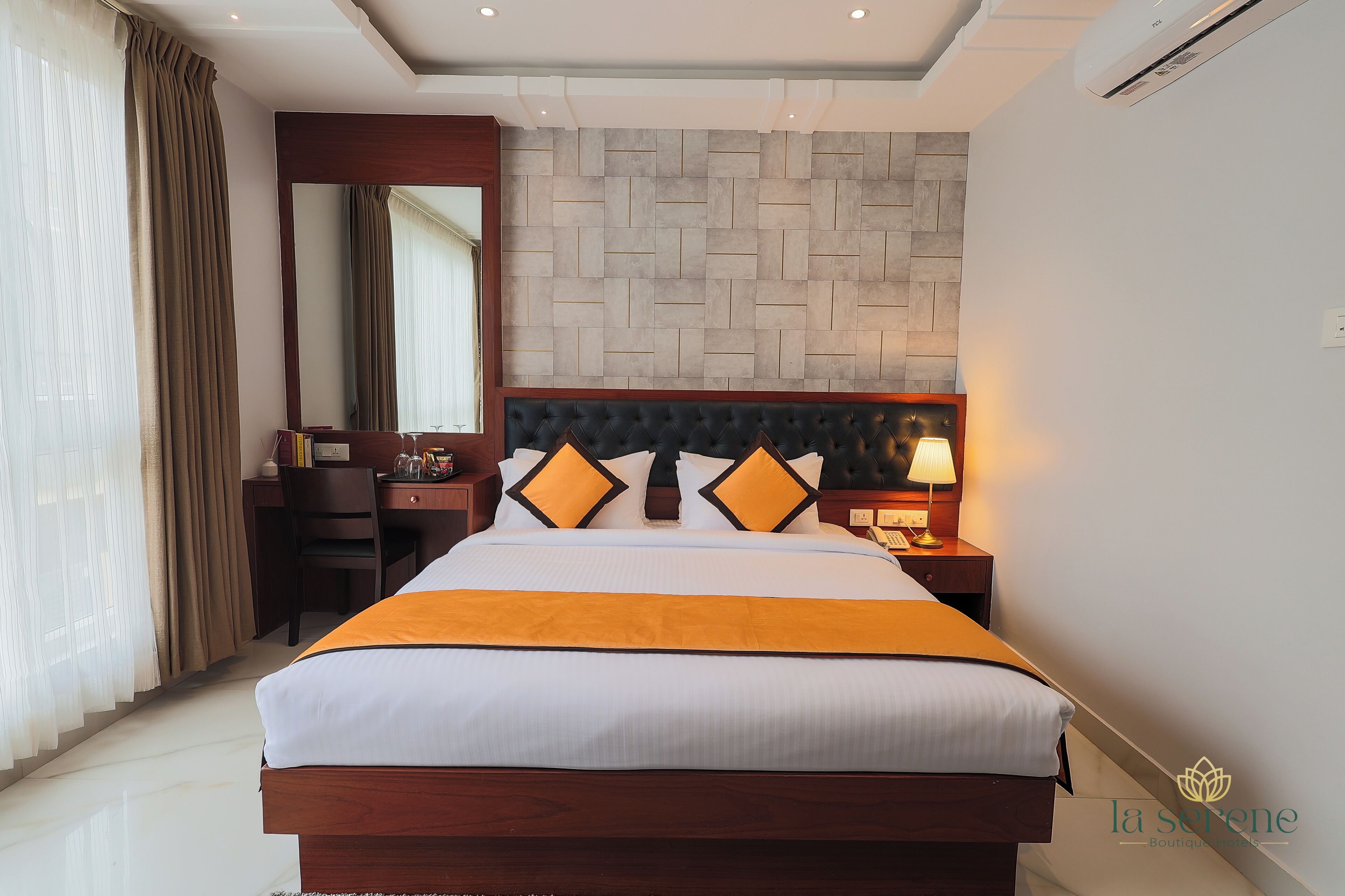 Comfort Double Room, City View | Meja, ruang kerja komputer riba, Wi-fi percuma 