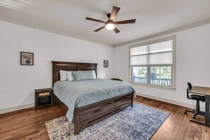 4 Schlafzimmer, Schreibtisch, Bügeleisen/Bügelbrett, WLAN