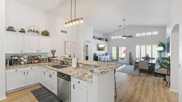 MikrovÄgsugn, ugn, spishÀll och diskmaskin