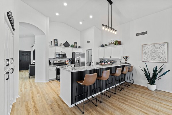 Mikrovågsugn, ugn, spishäll och diskmaskin