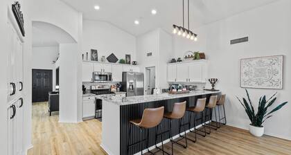 P83/PeoriaSportsCmplex/155 INCH SCREEN 4KHD THEATER/HEATEDPool/PuttingGreenOasis