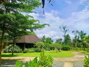 Vila com design assinado, 3 quartos, vista para o jardim | Vista do quarto