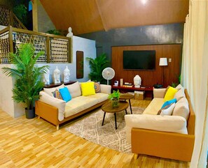 Vila com design assinado, 3 quartos, vista para o jardim | Sala de estar | Smart TV 60 polegadas com canais a cabo, Netflix, Hulu