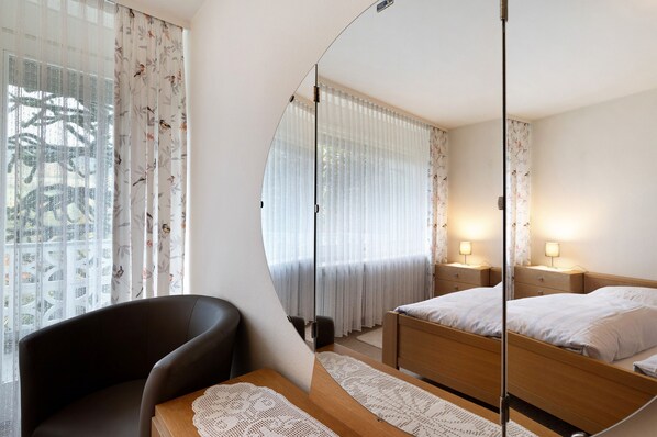 2 bedrooms, iron/ironing board, WiFi