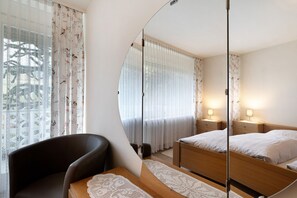 2 bedrooms, iron/ironing board, WiFi