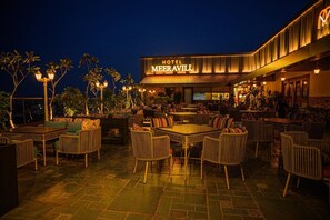 Outdoor dining - Hotel Meeravill (Raipur)