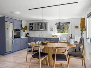 Fridge, microwave, dishwasher, cookware/dishes/utensils