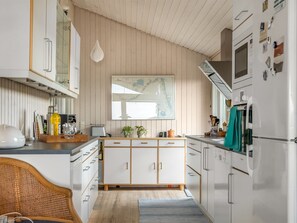 Kühlschrank, Mikrowelle, Geschirrspüler, Kochgeschirr/Geschirr/Besteck