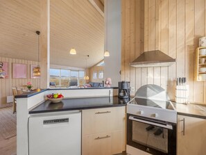 Jääkaappi, mikroaaltouuni, astianpesukone