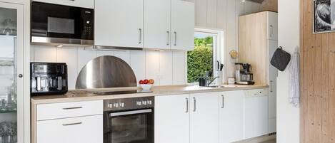 Kühlschrank, Mikrowelle, Geschirrspüler, Kochgeschirr/Geschirr/Besteck