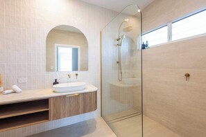 Douche, séchoir à cheveux, serviettes fournies