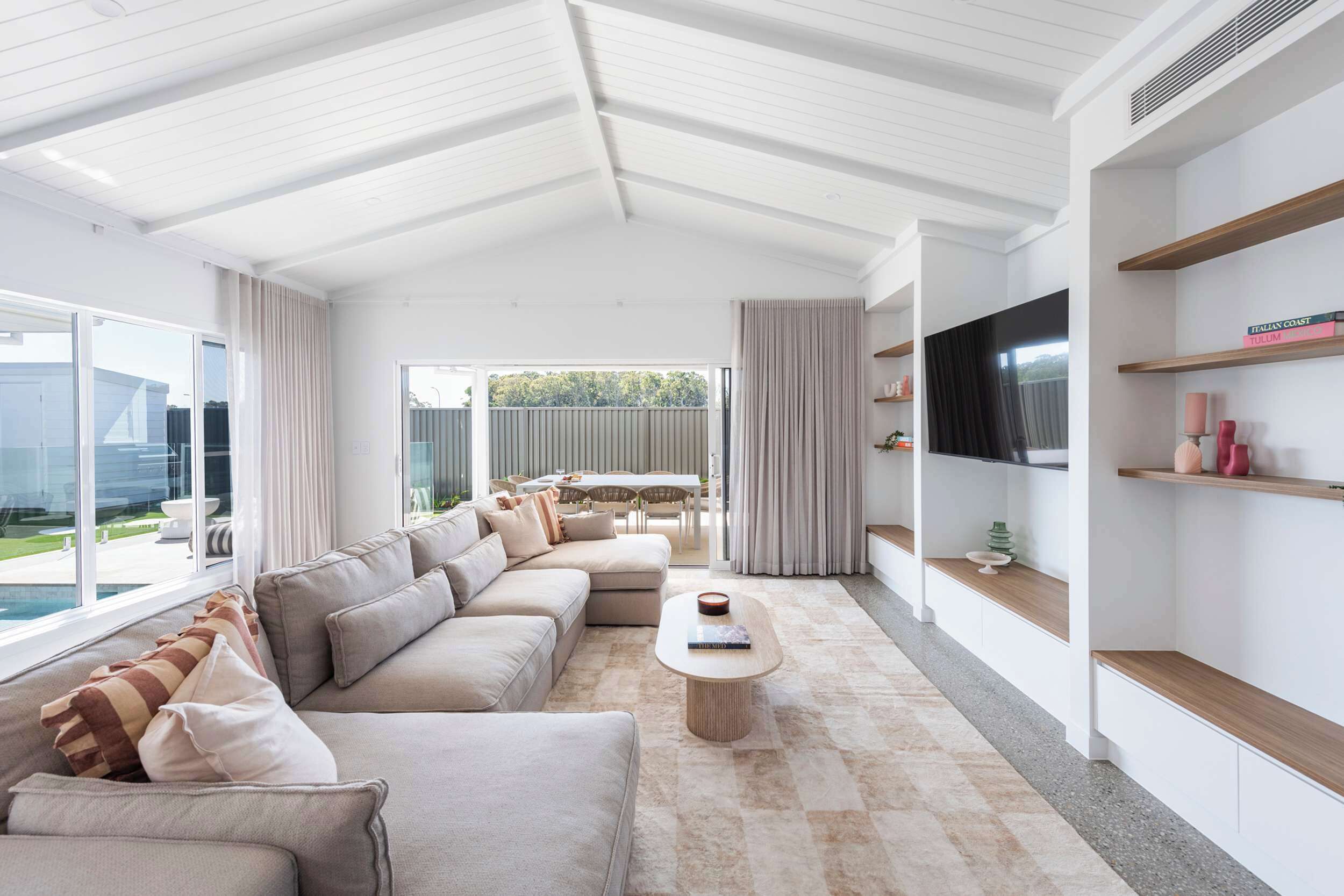 تلفزيون، كُتُب، مكتب