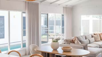 Televisor, llibres i oficines