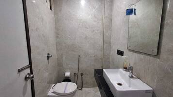 Family Room | Bathroom | Free toiletries, towels, soap, shampoo