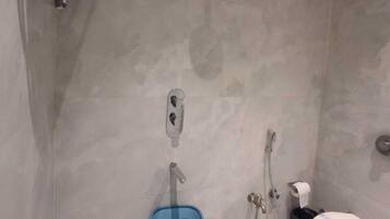 Dobbeltrom – deluxe | Bad | Toalettartikler (inkludert), håndklær, såpe og sjampo