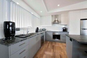 Geladeira, micro-ondas, fogão, cooktop