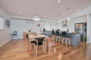 Fridge, microwave, oven, stovetop - Tranquility at Freycinet (Glamorgan-Spring Bay)