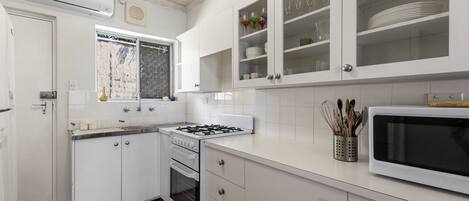 Køleskab, mikrobølgeovn, kogeplade, kaffe-/temaskine