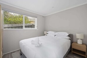 3 habitaciones, tabla de planchar con plancha, wifi y ropa de cama 