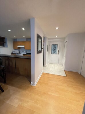 Interior - Adorable,2 bedrooms in West Vancouver (West Vancouver)