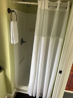 Secadora de cabello, toallas, jabón, papel de baño 