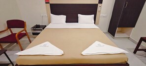 Deluxe Double Room | Down duvets, individually furnished, desk, laptop workspace - Hotel Diamond (Kumbakonam)