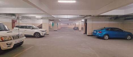 Un aparcamiento de varios niveles con varios coches estacionados.