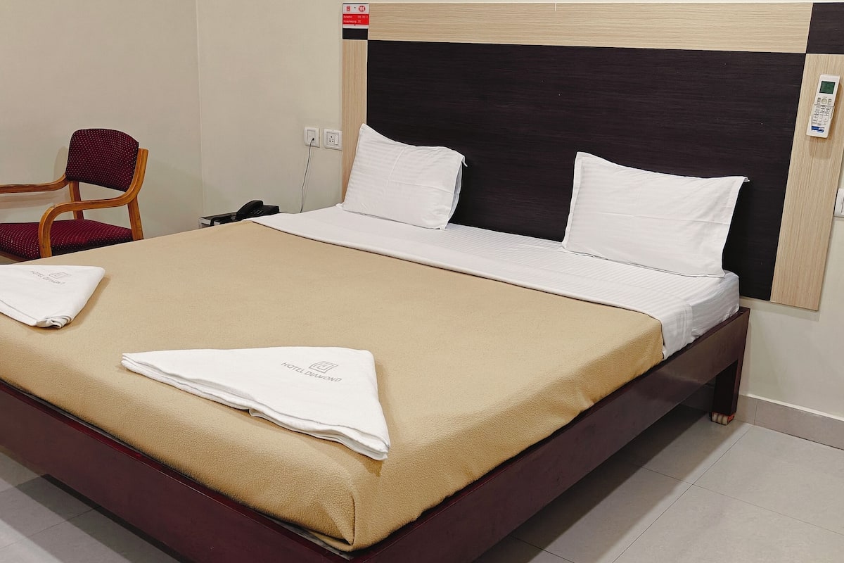 Down comforters, individually furnished, desk, laptop workspace
