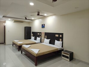 家庭套房 | 羽绒被、特色家居、办公桌、笔记本电脑工作区