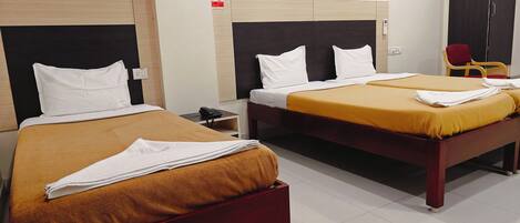 Cubrecamas, muebles diferentes y escritorio