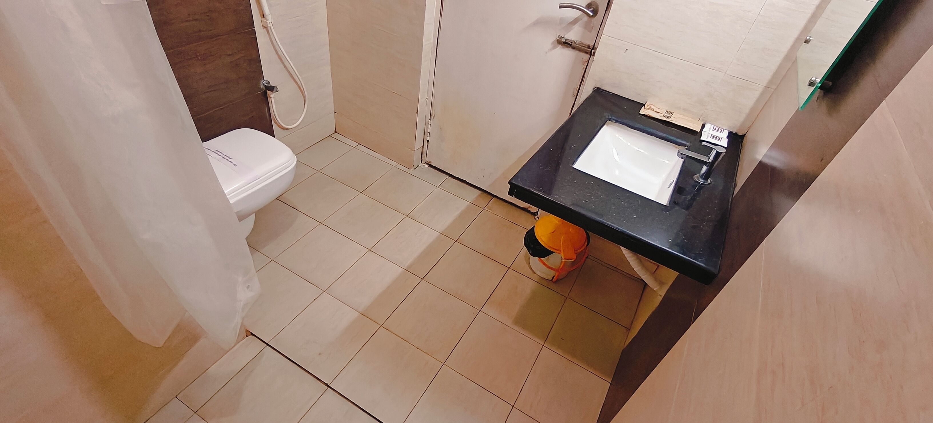 Un baño pequeño con inodoro, lavabo y ducha.