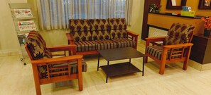 Lobby sitting area - Hotel Diamond (Kumbakonam)