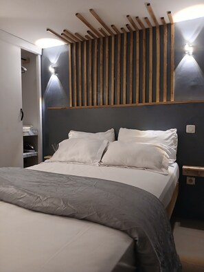 1 dormitorio, tabla de planchar con plancha, wifi y ropa de cama