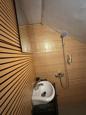 Dusj, hårføner, bidé og håndklær