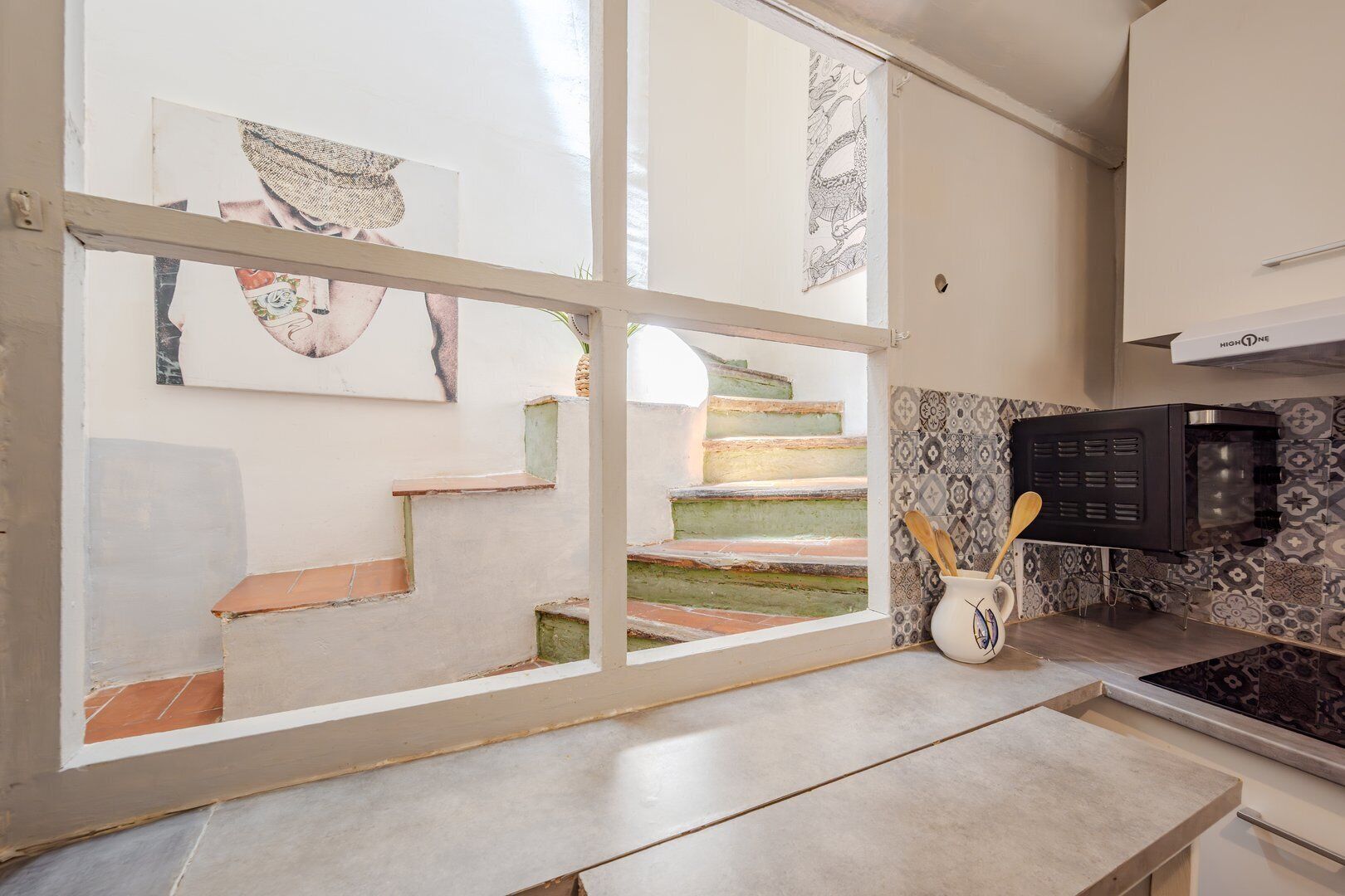 Kühlschrank, Mikrowelle, Ofen, Wasserkocher mit Kaffee-/Teezubehör