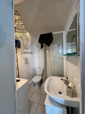 Douche, séchoir à cheveux, serviettes fournies