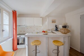 Fridge, microwave, oven, coffee/tea maker